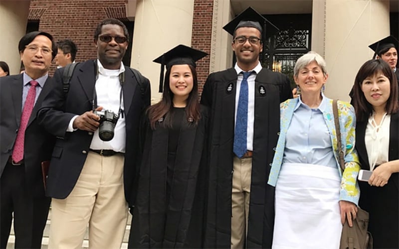 Gallery - Đây là gia đình đầu tiên tại Việt Nam có hai con cùng học Harvard, 'mẹ hổ' dạy con dù đông hay hè cứ 5h30 là phải dậy, chỉ được tiến, không được lùi - image 1
