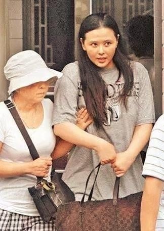 Gallery - 'Ngọc nữ showbiz' 5 năm đi tù 3 lần vì nghiện ngập, nay mắc ung thư tá tràng di căn, chồng tài xế xe công nghệ thì bị bắt vì tội quấy rối tình dục - image 9
