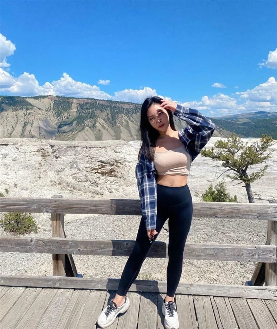 Gallery - Nữ tiếp viên hàng không xinh đẹp đổi đời nhờ đưa khăn cho khách lau nước mắt: 10 năm sau giàu có hết mực, đi du lịch 4 phương - image 1
