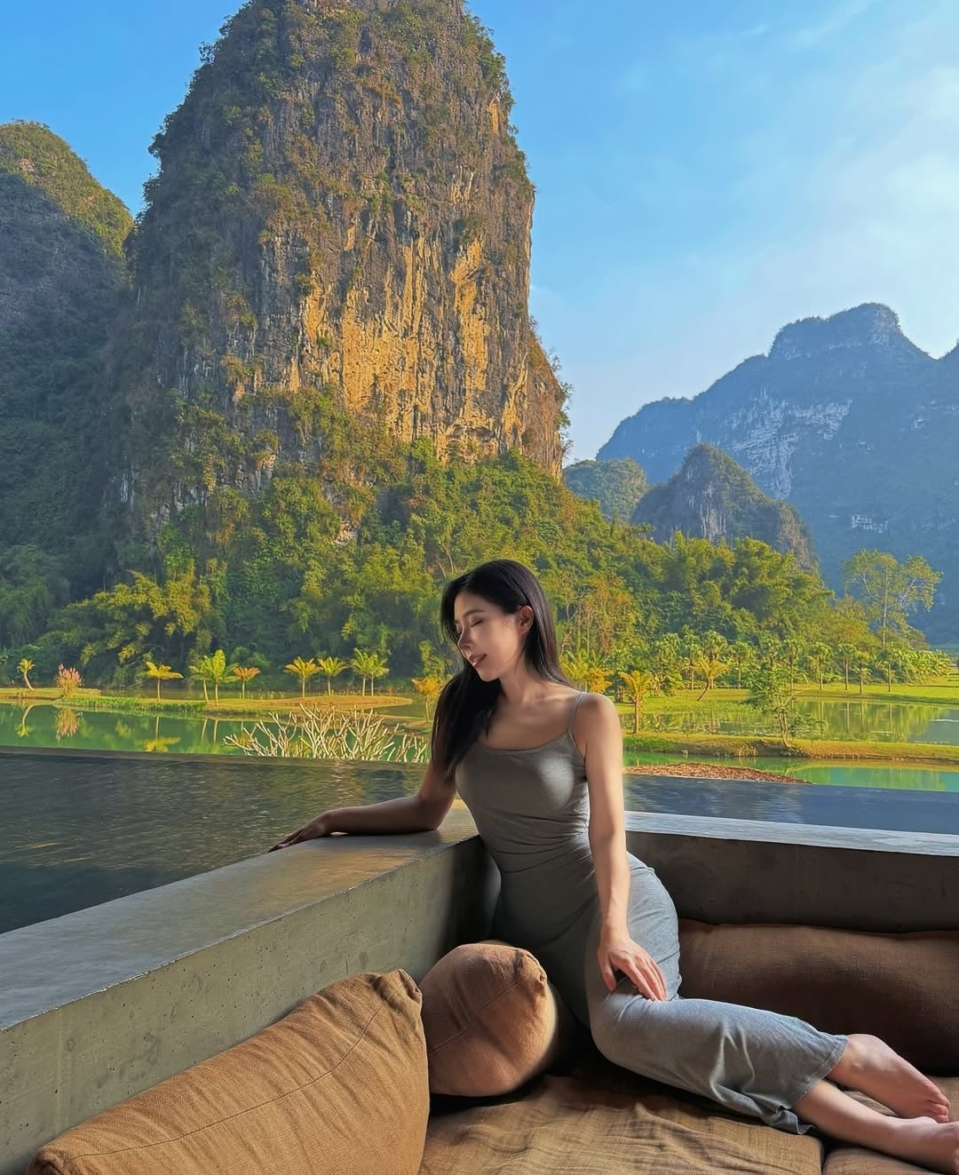Gallery - Nữ tiếp viên hàng không xinh đẹp đổi đời nhờ đưa khăn cho khách lau nước mắt: 10 năm sau giàu có hết mực, đi du lịch 4 phương - image 2