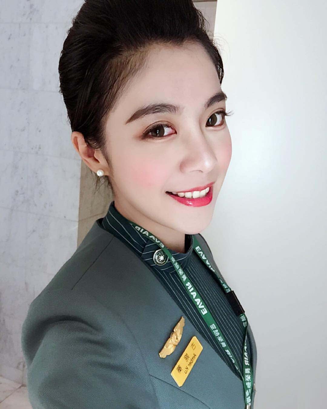 Gallery - Nữ tiếp viên hàng không xinh đẹp đổi đời nhờ đưa khăn cho khách lau nước mắt: 10 năm sau giàu có hết mực, đi du lịch 4 phương - image 4