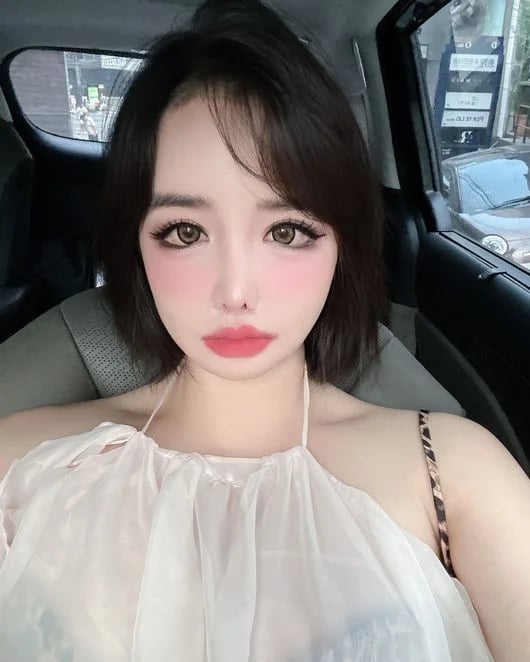 Gallery - Park Bom ra mắt ca khúc AI tự sáng tác, vẫn còn yêu Lee Min Ho đắm say - image 1