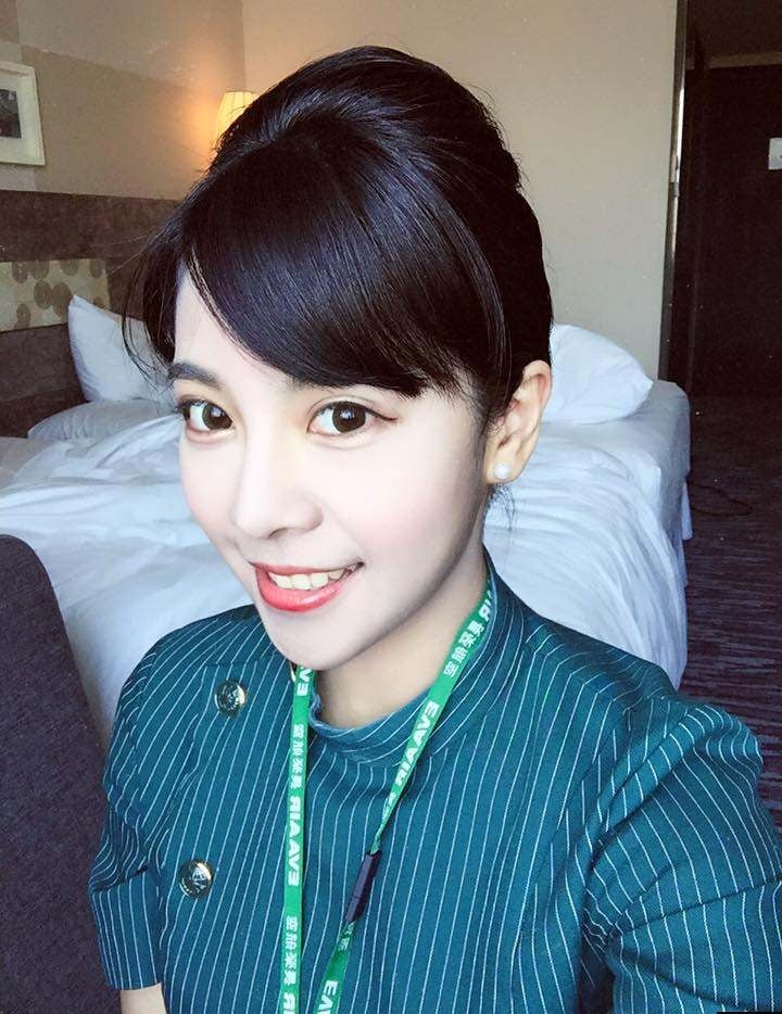 Gallery - Nữ tiếp viên hàng không xinh đẹp đổi đời nhờ đưa khăn cho khách lau nước mắt: 10 năm sau giàu có hết mực, đi du lịch 4 phương - image 5