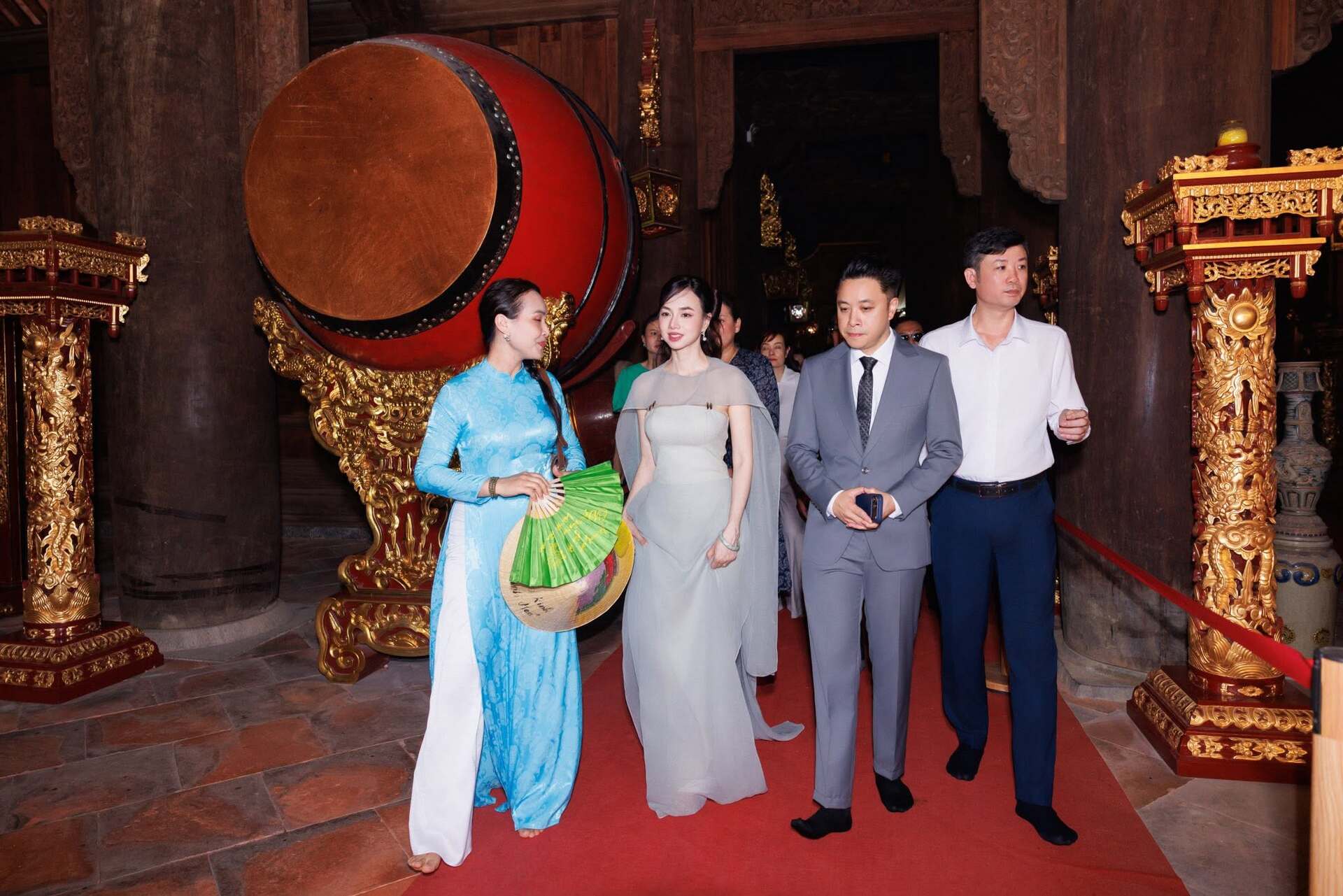Gallery - Sao Việt 26/6: Em trai Hoài Linh bị trộm móc hết sạch tiền ở châu Âu; Đồng Ánh Quỳnh công khai yêu NSƯT Kim Tuyến hơn 8 tuổi - image 25
