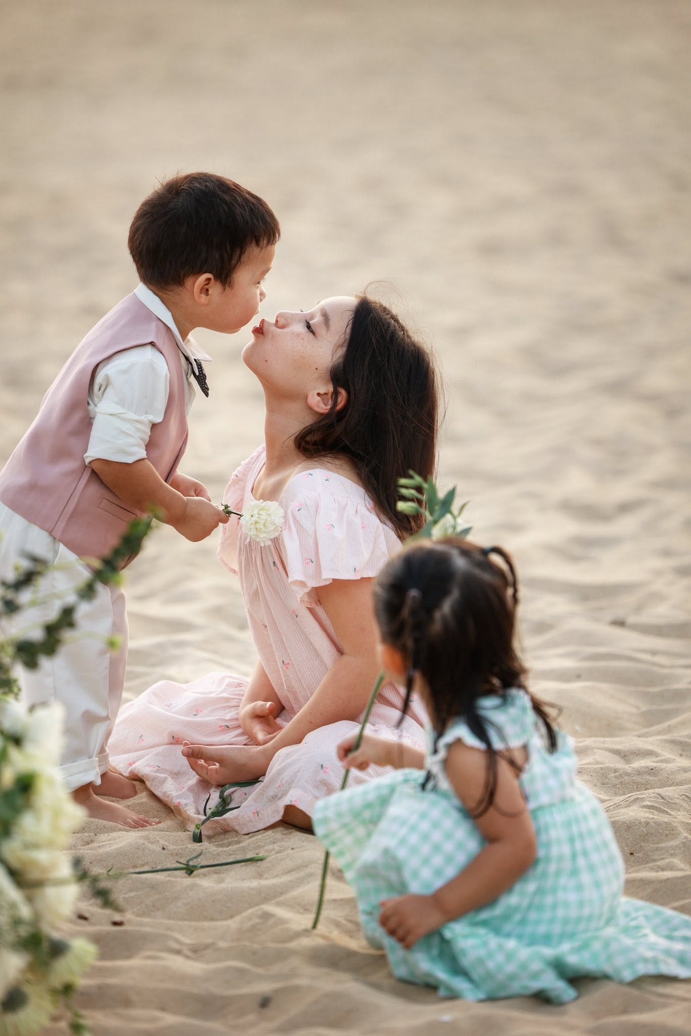 Gallery - Sao Việt 26/6: Em trai Hoài Linh bị trộm móc hết sạch tiền ở châu Âu; Đồng Ánh Quỳnh công khai yêu NSƯT Kim Tuyến hơn 8 tuổi - image 51