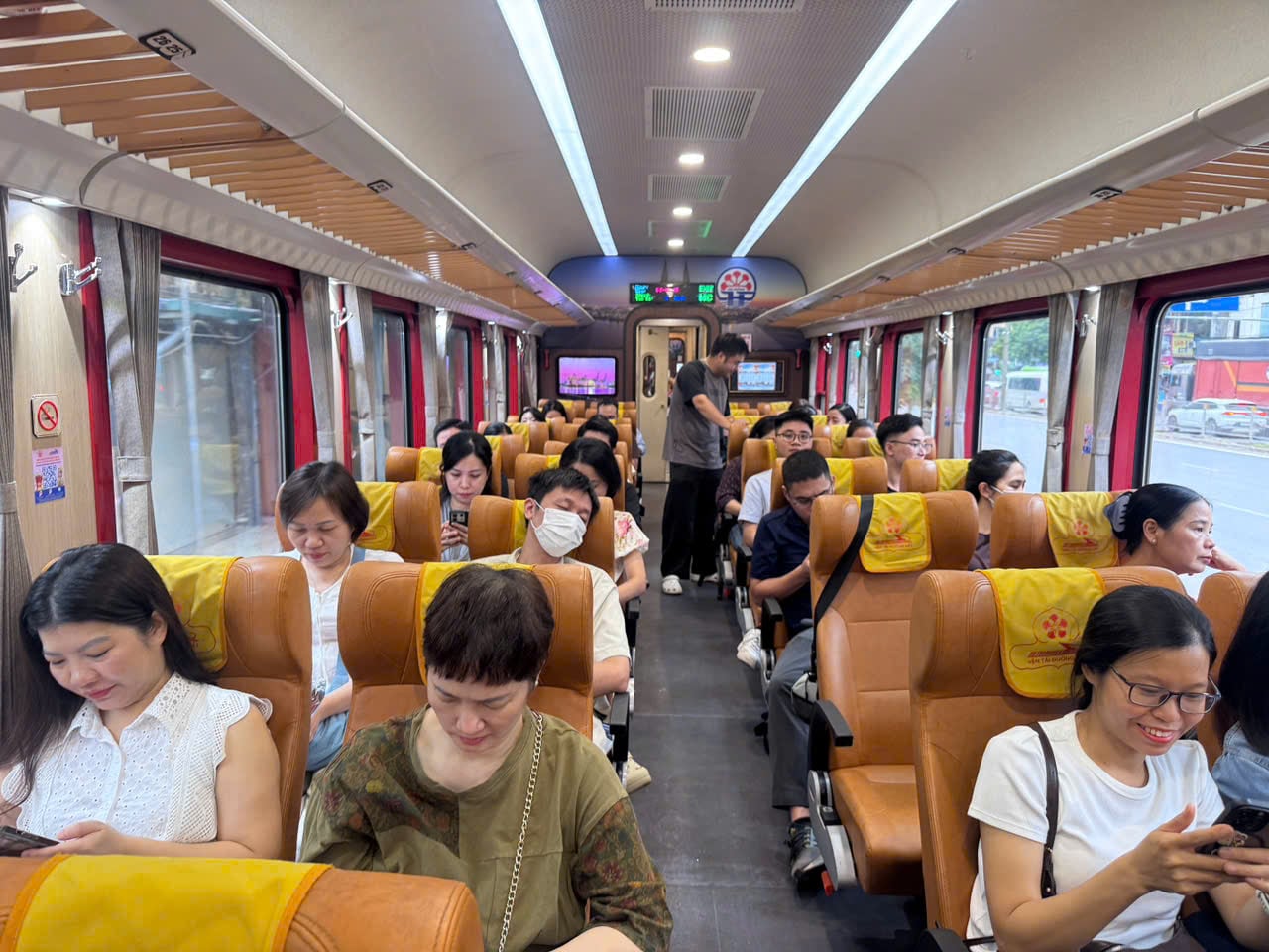 Gallery - Khám phá Đoàn tàu Bạch Mai chở 1.200 y bác sĩ đi làm mỗi ngày: Robot phục vụ bữa sáng “tận bàn” - image 1