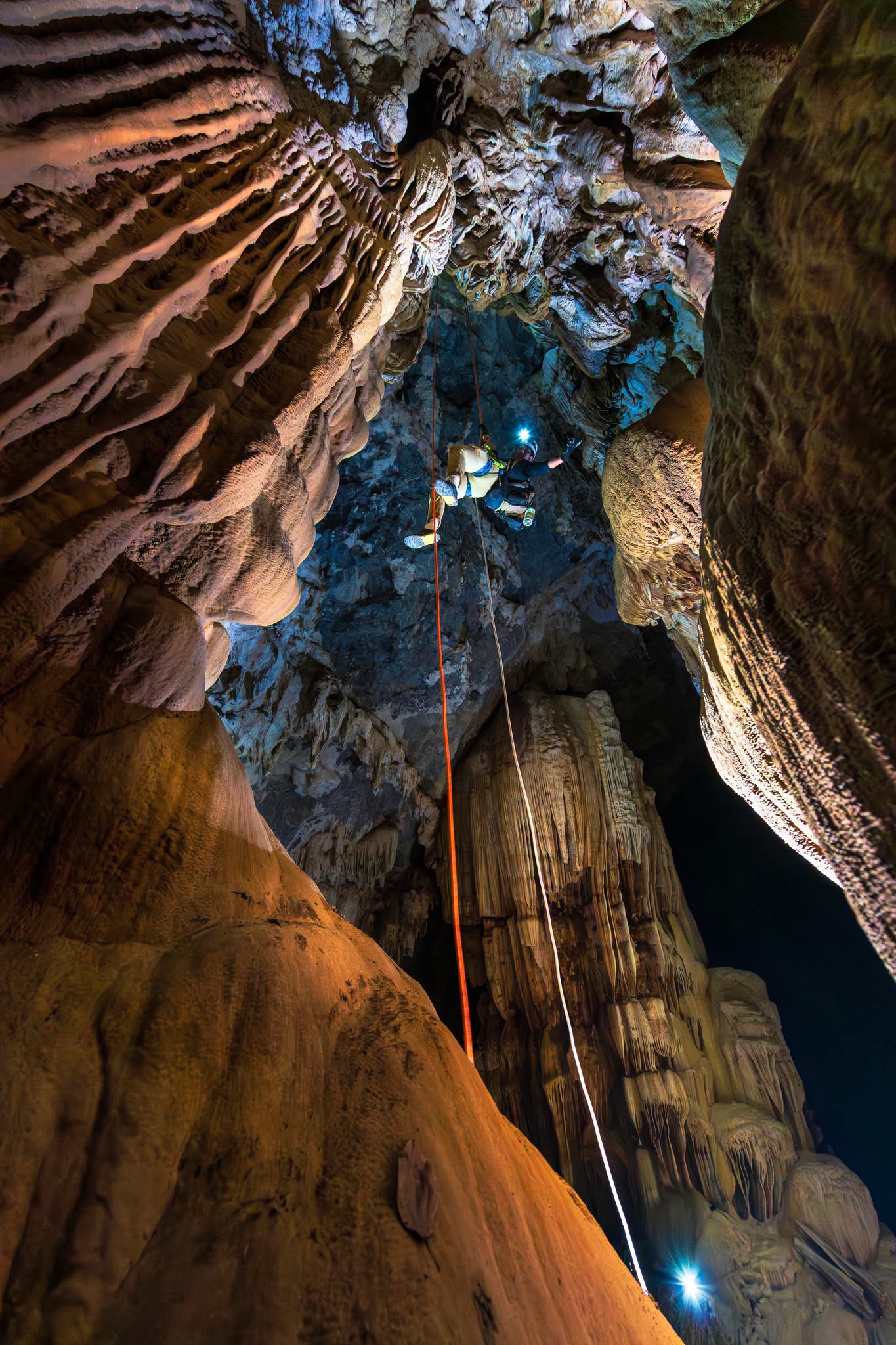 Gallery - Việt Nam vừa tìm thấy một hang động mới dài 3.000m, sở hữu 'cung điện thạch nhũ' tuyệt đẹp, chuẩn bị được đưa vào tour khám phá - image 1