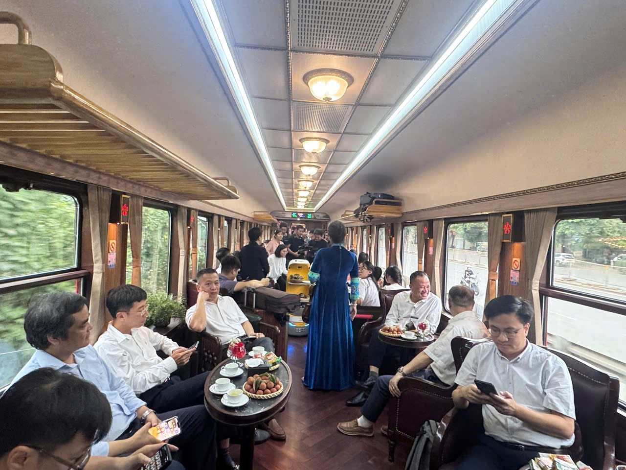 Gallery - Khám phá Đoàn tàu Bạch Mai chở 1.200 y bác sĩ đi làm mỗi ngày: Robot phục vụ bữa sáng “tận bàn” - image 2