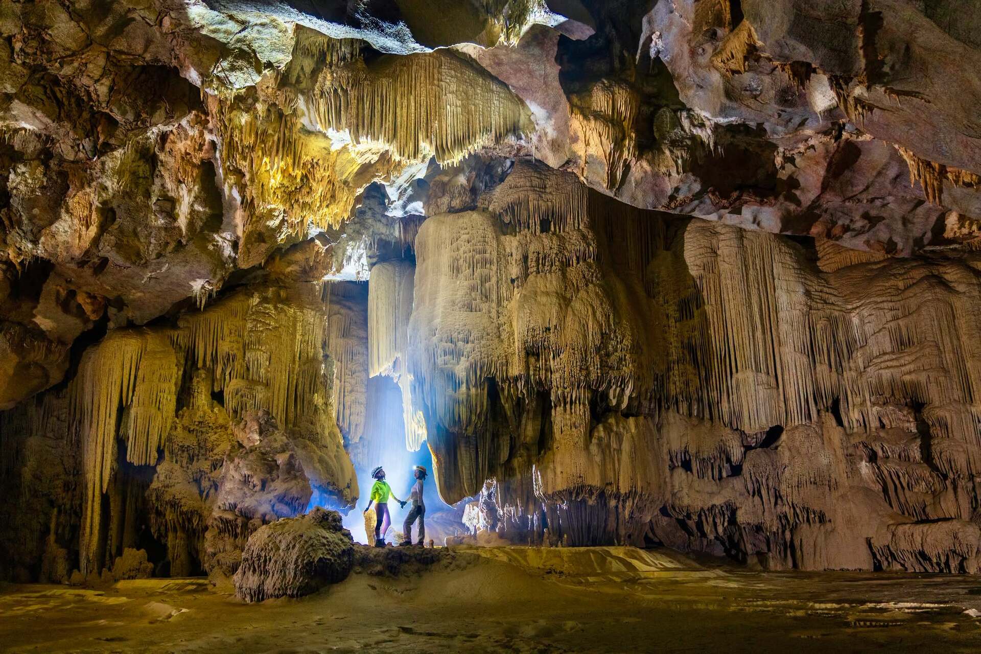 Gallery - Việt Nam vừa tìm thấy một hang động mới dài 3.000m, sở hữu 'cung điện thạch nhũ' tuyệt đẹp, chuẩn bị được đưa vào tour khám phá - image 2