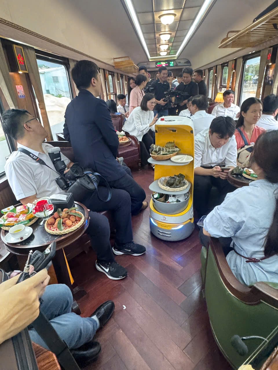 Gallery - Khám phá Đoàn tàu Bạch Mai chở 1.200 y bác sĩ đi làm mỗi ngày: Robot phục vụ bữa sáng “tận bàn” - image 3