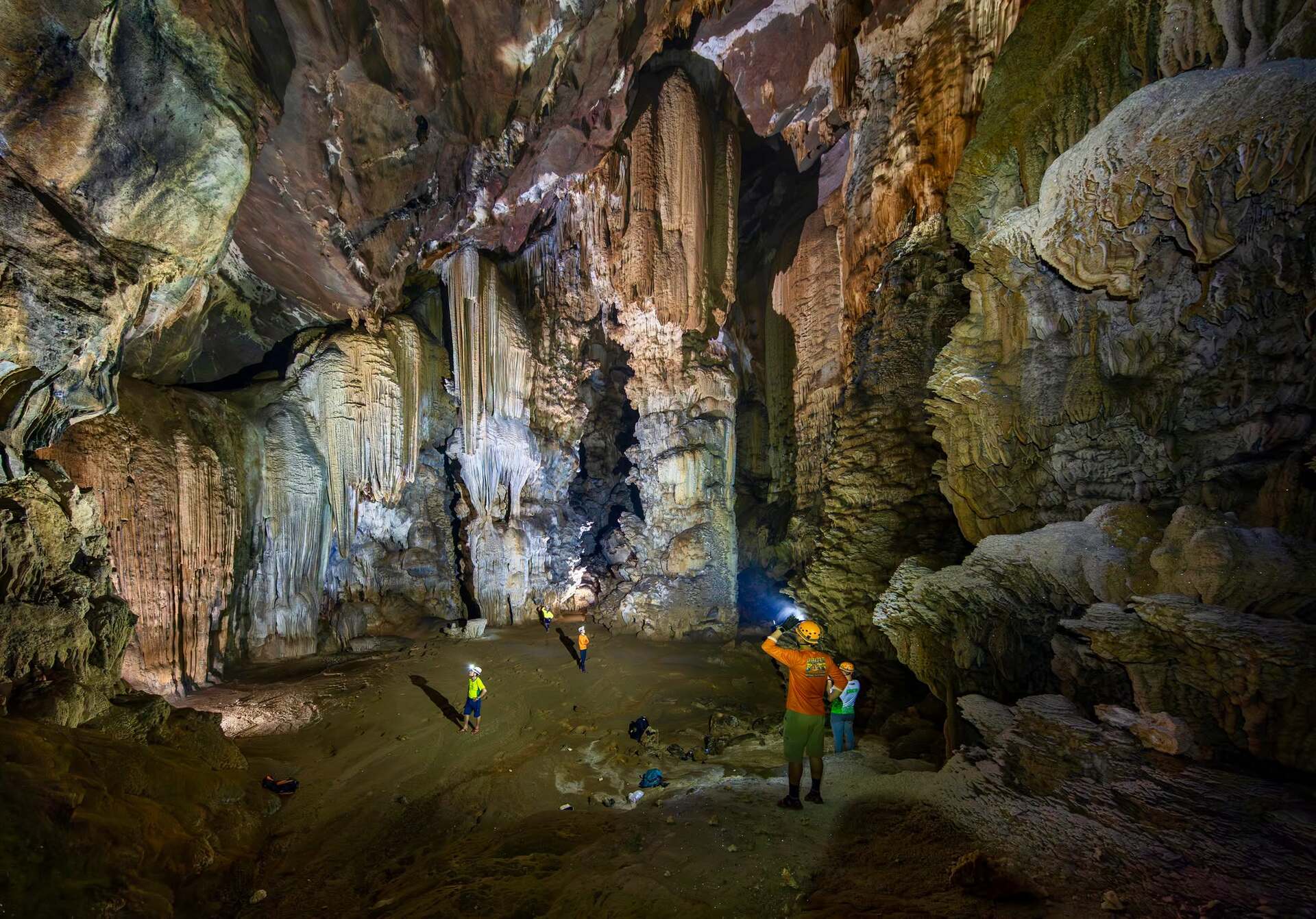 Gallery - Việt Nam vừa tìm thấy một hang động mới dài 3.000m, sở hữu 'cung điện thạch nhũ' tuyệt đẹp, chuẩn bị được đưa vào tour khám phá - image 3