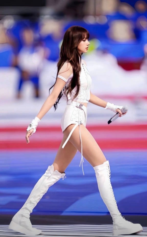 Gallery - Hình ảnh gây sốc của Lisa (BLACKPINK) hậu nghi vấn bị bạn trai tỷ phú 'đá' sau 3 năm mặn nồng - image 2