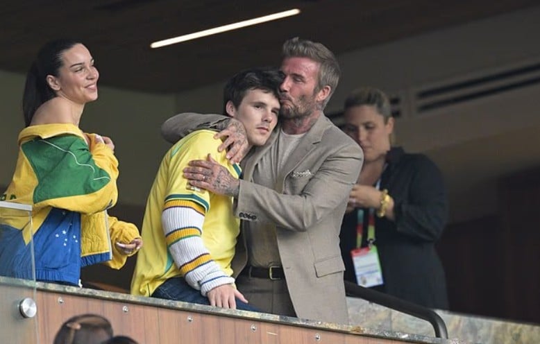 Gallery - David Beckham gây chú ý với khoảnh khắc ôm thắm thiết bạn gái của con trai trên khán đài World Cup 2026 - image 1
