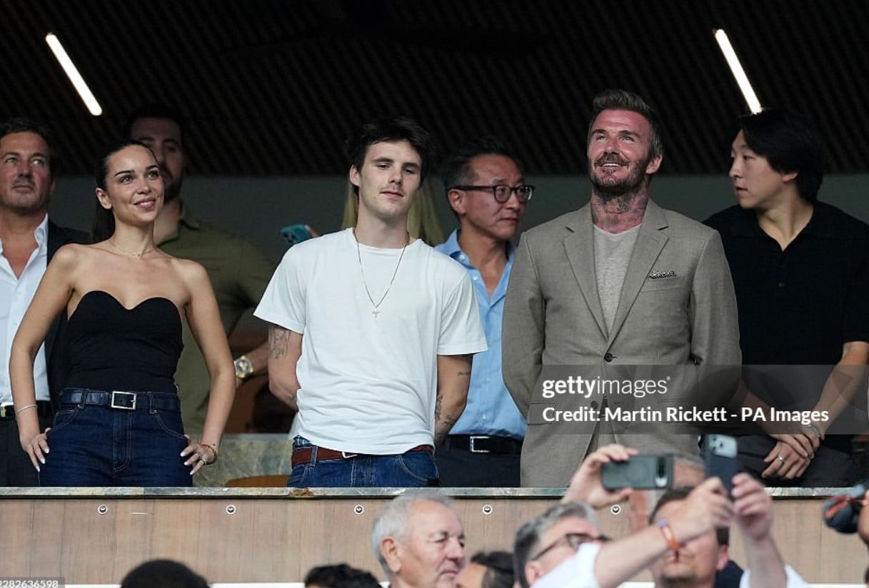 Gallery - David Beckham gây chú ý với khoảnh khắc ôm thắm thiết bạn gái của con trai trên khán đài World Cup 2026 - image 2