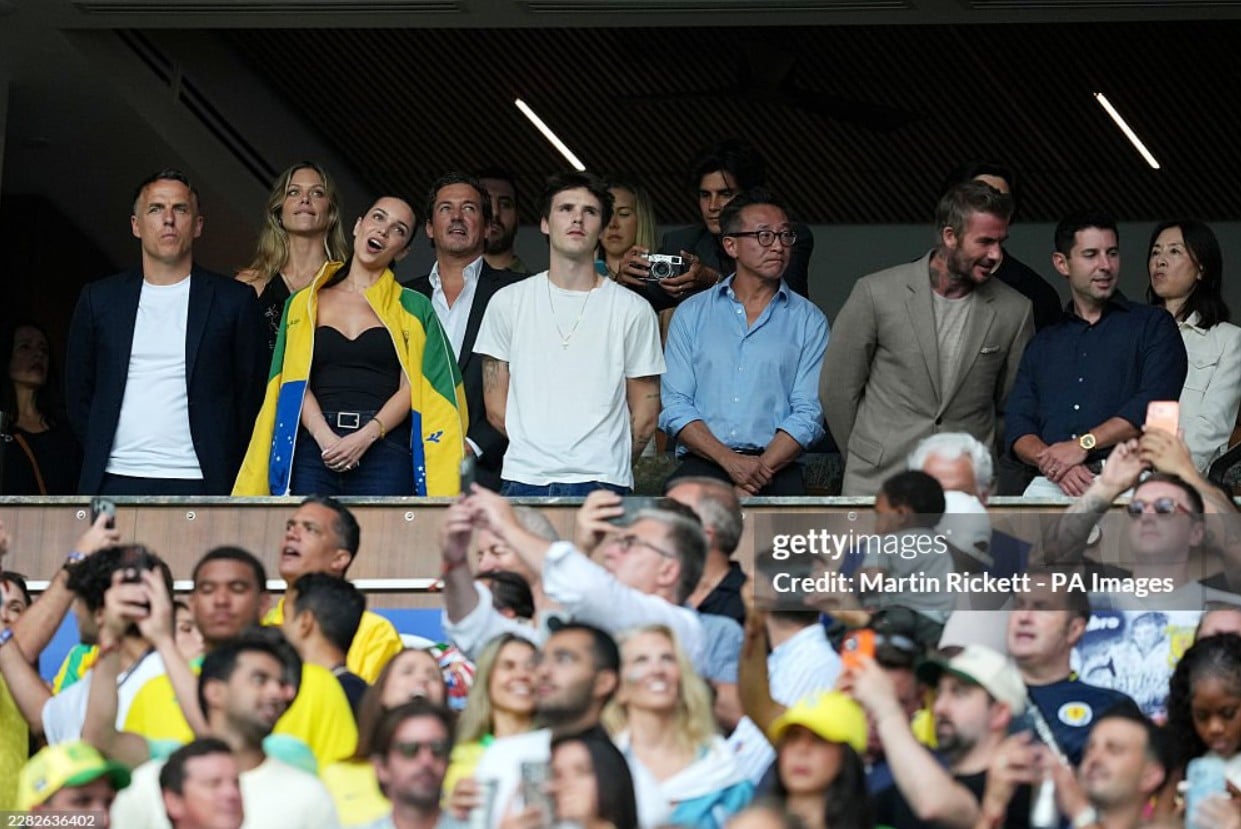 Gallery - David Beckham gây chú ý với khoảnh khắc ôm thắm thiết bạn gái của con trai trên khán đài World Cup 2026 - image 4