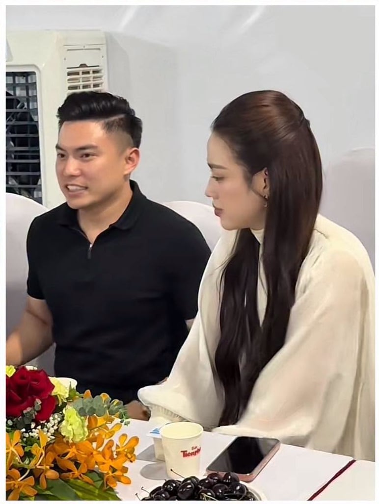 Gallery - Hoa hậu Đỗ Thị Hà diện đồ giấu bụng đi xem concert cùng ông xã, dấu hiệu nghi mang bầu ngày càng thấy rõ - image 2