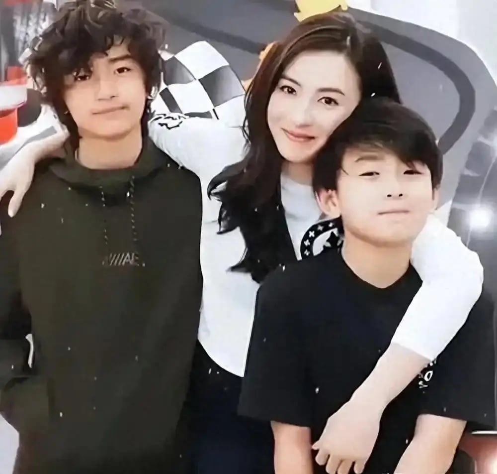 Gallery - Tạ Đình Phong chưa bao giờ ngờ rằng số tiền anh bỏ ra để nuôi dạy hai con trai lại trở thành cứu cánh của vợ cũ Trương Bá Chi - image 2