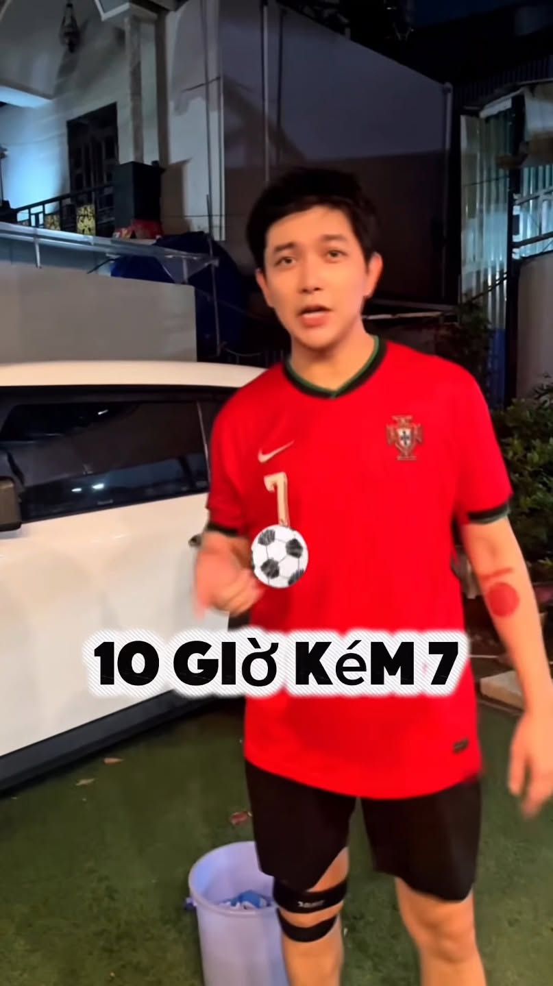 Gallery - Ca sĩ Tim bị dân mạng chỉ trích gay gắt vì mặc áo Cristiano Ronaldo, lấy áo Messi để lau xe xong ném xuống đất - image 1