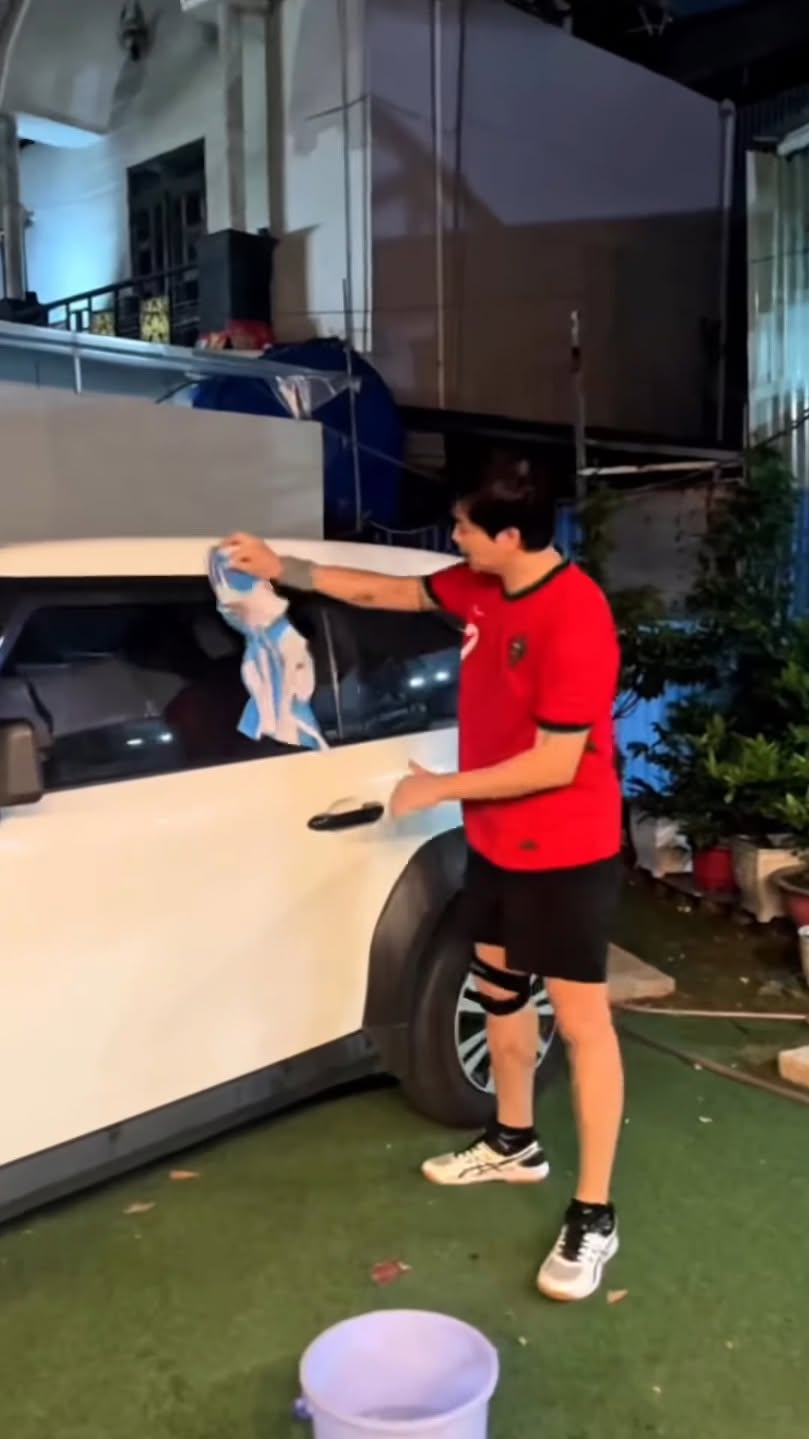Gallery - Ca sĩ Tim bị dân mạng chỉ trích gay gắt vì mặc áo Cristiano Ronaldo, lấy áo Messi để lau xe xong ném xuống đất - image 2