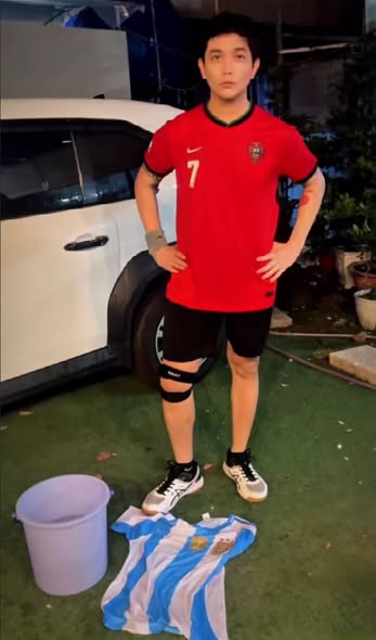 Gallery - Ca sĩ Tim bị dân mạng chỉ trích gay gắt vì mặc áo Cristiano Ronaldo, lấy áo Messi để lau xe xong ném xuống đất - image 3