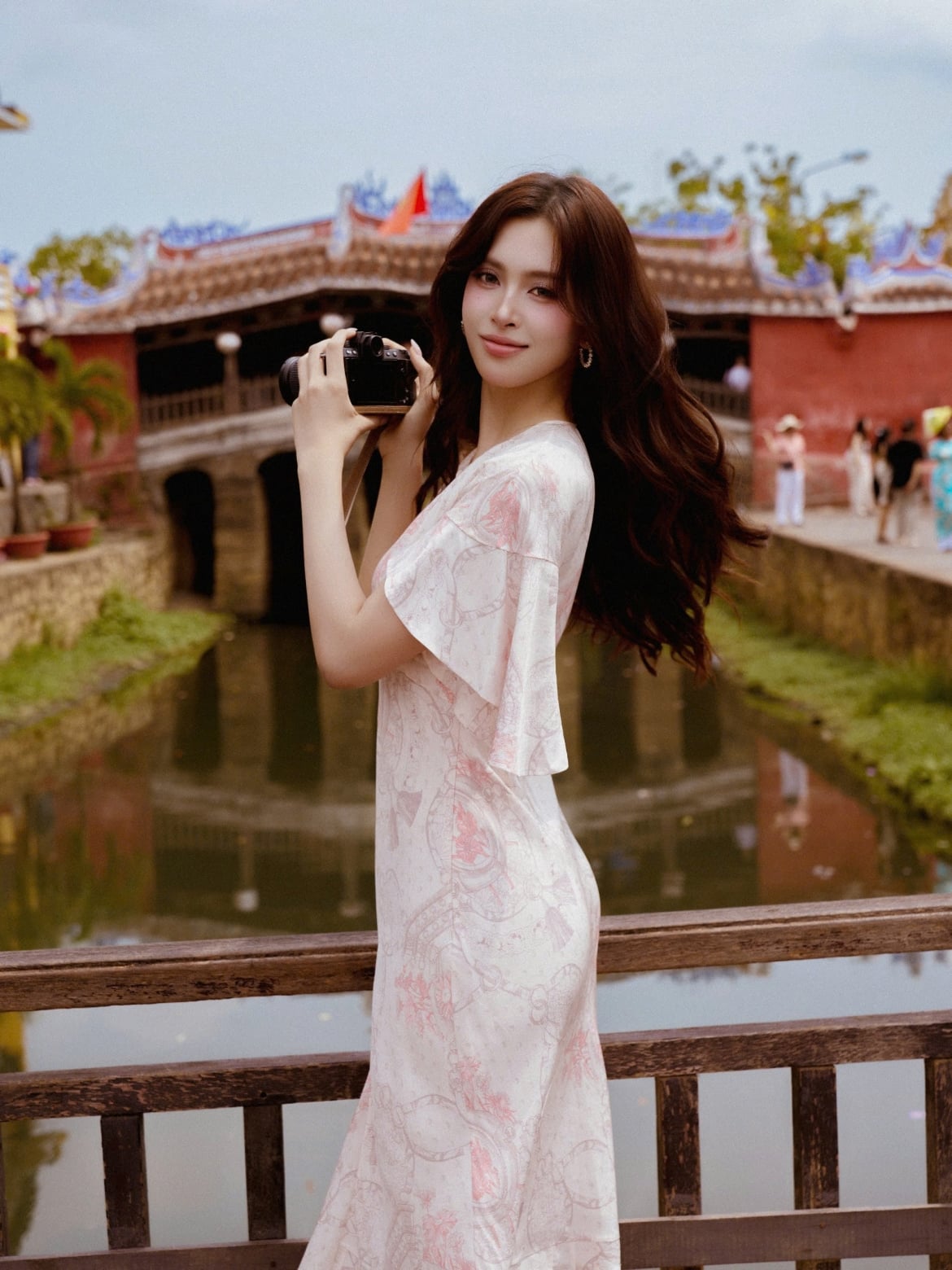 Gallery - Tiểu Vy có màn trả lời khéo léo khi được hỏi: HIEUTHUHAI hay Isaac đẹp trai hơn? - image 1