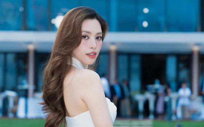 Gallery - Tiểu Vy có màn trả lời khéo léo khi được hỏi: HIEUTHUHAI hay Isaac đẹp trai hơn? - image 3