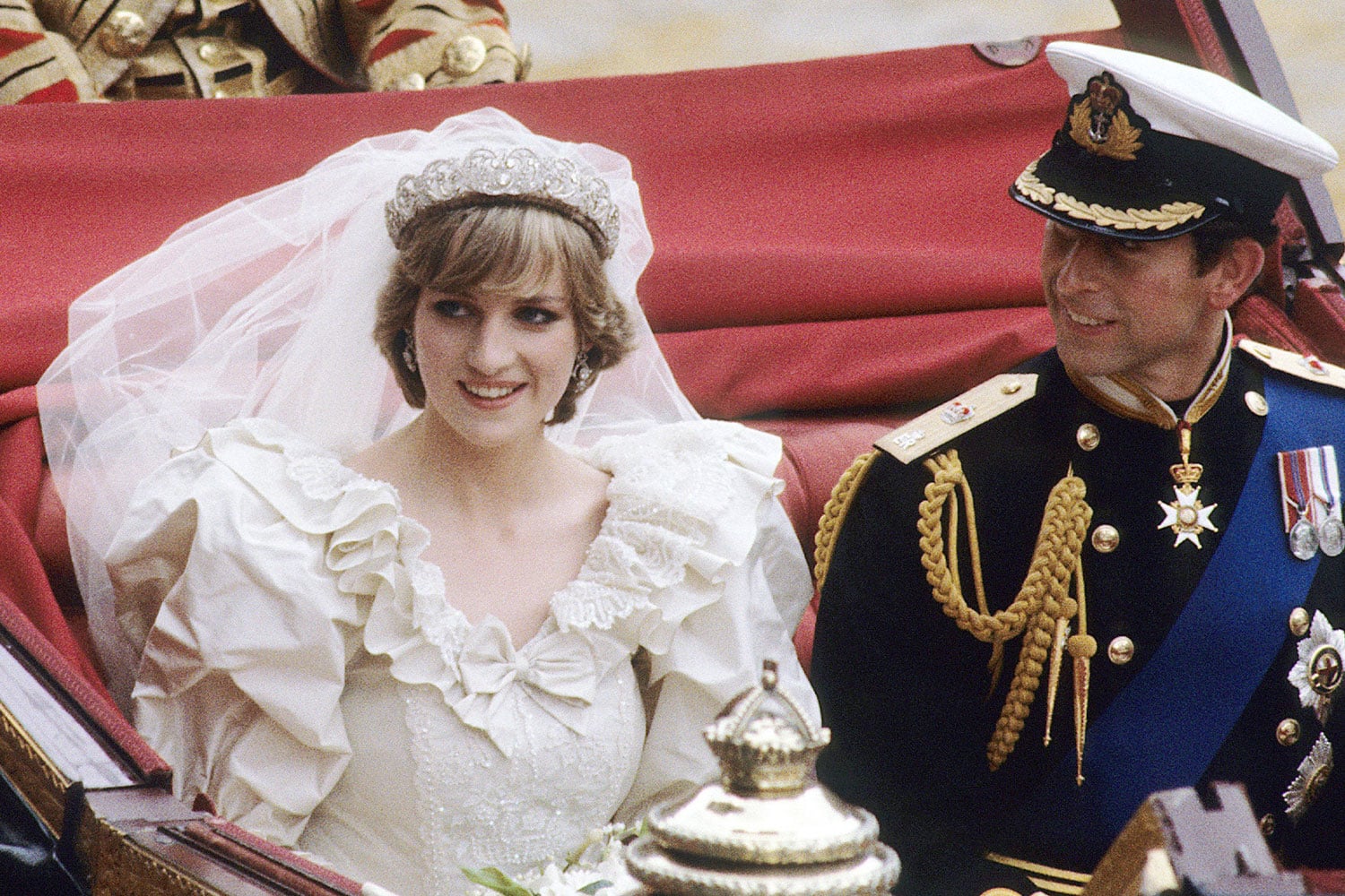 Gallery - Vì sao vương miện của Công nương Diana, con dâu Kate Middleton và Meghan Markle đều không thể đội? - image 6