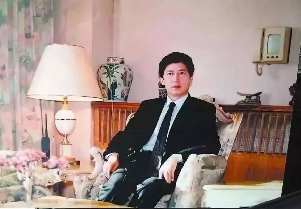 Gallery - Thanh niên đi làm 'trai bao' cho minh tinh Hollywood để có 99.000 tỷ: Mua tờ báo cũng phải xin phép, bị nhổ nước bọt vào mặt vì massage không đúng cách - image 5