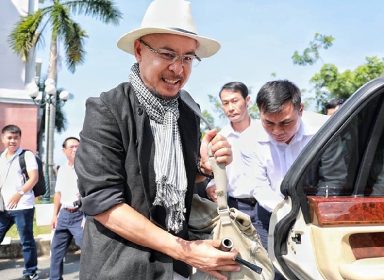Gallery - Tại sao dù nóng hay lạnh, 'vua cà phê' Đặng Lê Nguyên Vũ luôn mang khăn rằn chưa tới 100 nghìn trên cổ, còn người mẫu, Hoa hậu chụp ảnh quảng cáo cho tập đoàn đều bận đồ đen trắng? - image 4
