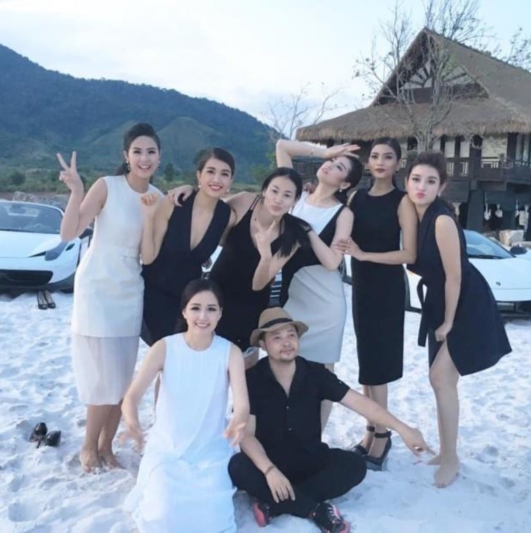 Gallery - Tại sao dù nóng hay lạnh, 'vua cà phê' Đặng Lê Nguyên Vũ luôn mang khăn rằn chưa tới 100 nghìn trên cổ, còn người mẫu, Hoa hậu chụp ảnh quảng cáo cho tập đoàn đều bận đồ đen trắng? - image 7