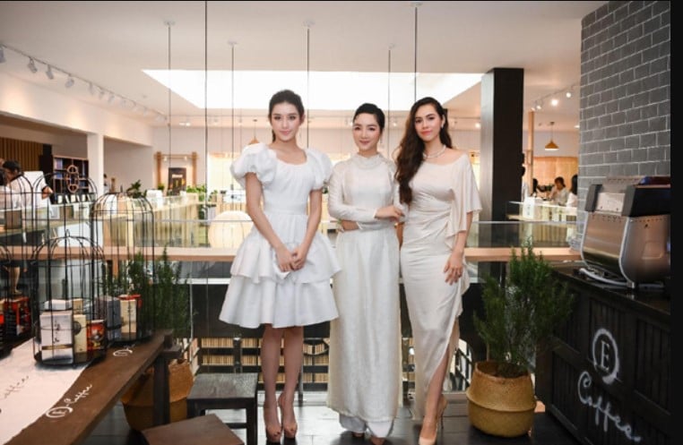 Gallery - Tại sao dù nóng hay lạnh, 'vua cà phê' Đặng Lê Nguyên Vũ luôn mang khăn rằn chưa tới 100 nghìn trên cổ, còn người mẫu, Hoa hậu chụp ảnh quảng cáo cho tập đoàn đều bận đồ đen trắng? - image 8
