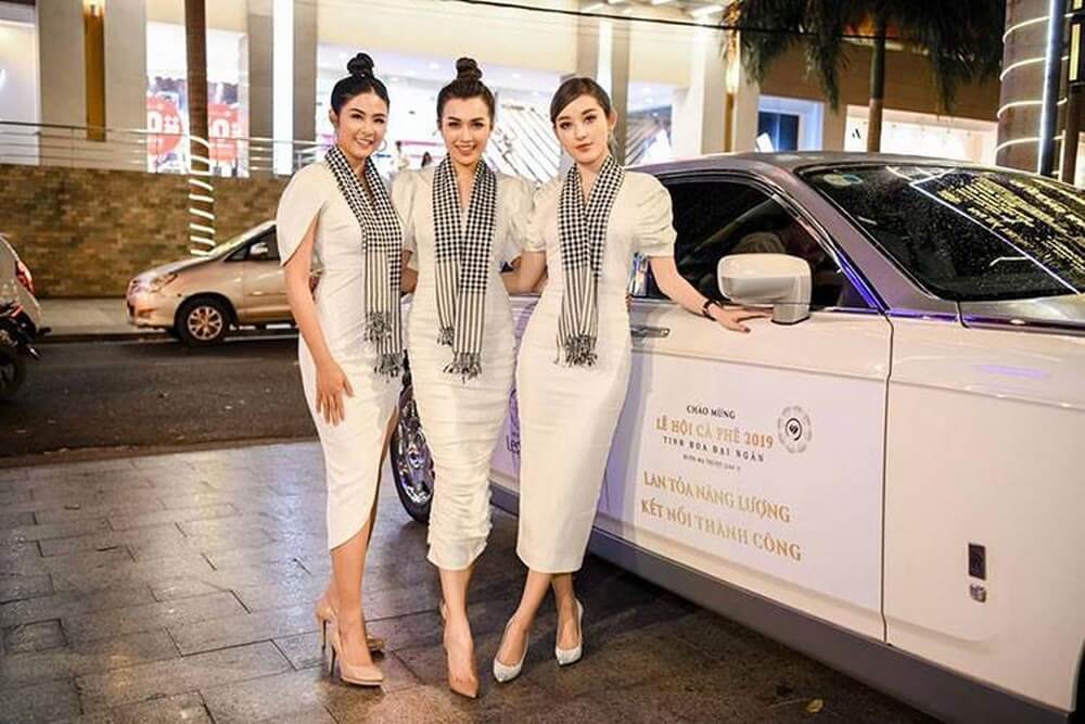 Gallery - Tại sao dù nóng hay lạnh, 'vua cà phê' Đặng Lê Nguyên Vũ luôn mang khăn rằn chưa tới 100 nghìn trên cổ, còn người mẫu, Hoa hậu chụp ảnh quảng cáo cho tập đoàn đều bận đồ đen trắng? - image 1