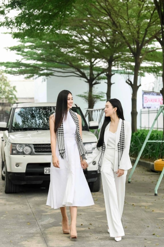 Gallery - Tại sao dù nóng hay lạnh, 'vua cà phê' Đặng Lê Nguyên Vũ luôn mang khăn rằn chưa tới 100 nghìn trên cổ, còn người mẫu, Hoa hậu chụp ảnh quảng cáo cho tập đoàn đều bận đồ đen trắng? - image 10