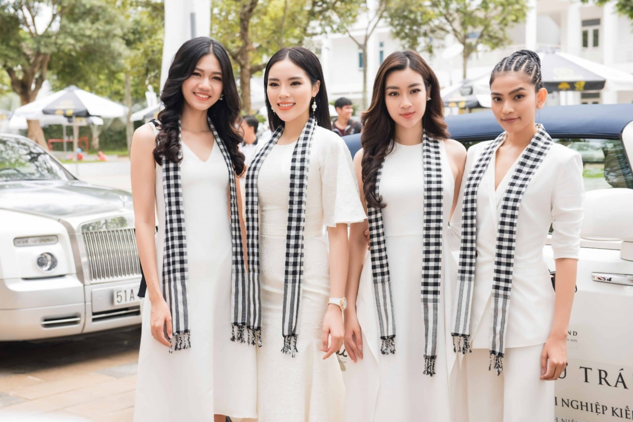 Gallery - Tại sao dù nóng hay lạnh, 'vua cà phê' Đặng Lê Nguyên Vũ luôn mang khăn rằn chưa tới 100 nghìn trên cổ, còn người mẫu, Hoa hậu chụp ảnh quảng cáo cho tập đoàn đều bận đồ đen trắng? - image 11
