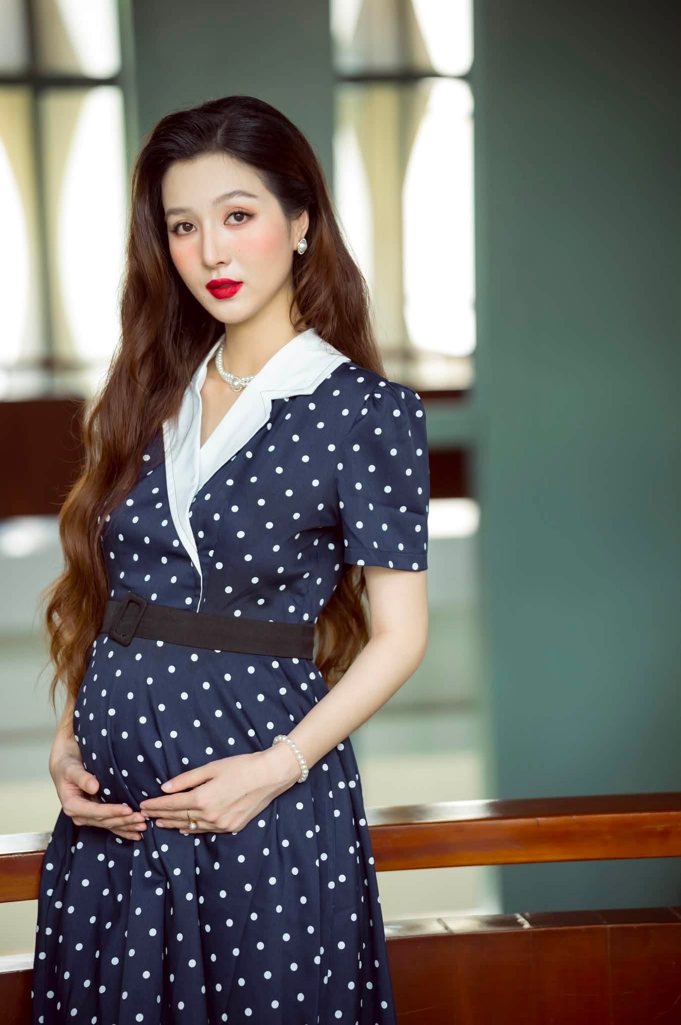 Gallery - Vợ kém 17 tuổi của Hồ Quang Hiếu mang thai lần 2 - image 2