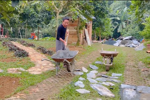 Gallery - Nam NSƯT có giọng hát nội lực từng trải qua đổ vỡ, U60 vẫn độc thân, hiện đang sống tự do tự tại giữa núi rừng - image 2