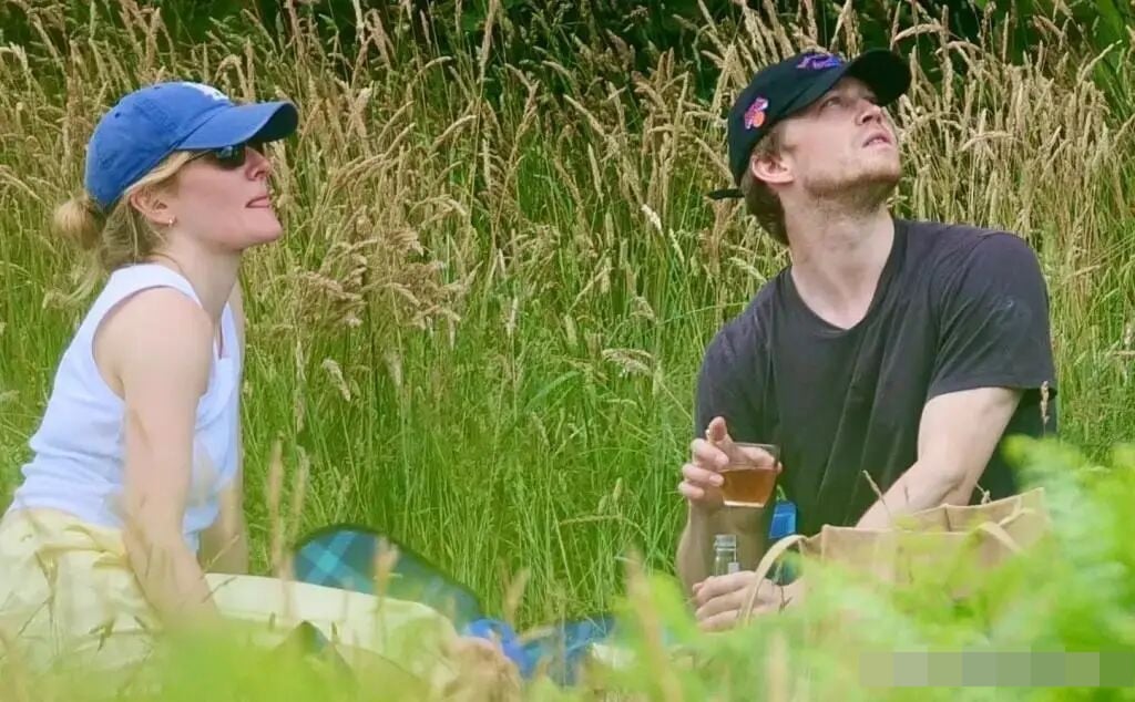 Gallery - Bạn trai cũ của Taylor Swift, Joe Alwyn, đã bị chụp ảnh đang hôn bạn gái mới của mình vào đêm trước đám cưới của cô ấy - image 1
