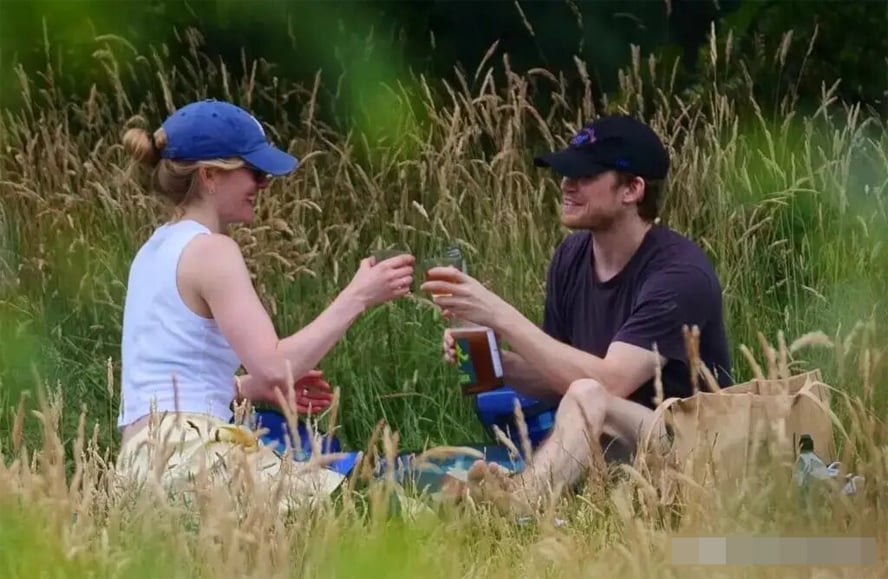 Gallery - Bạn trai cũ của Taylor Swift, Joe Alwyn, đã bị chụp ảnh đang hôn bạn gái mới của mình vào đêm trước đám cưới của cô ấy - image 2