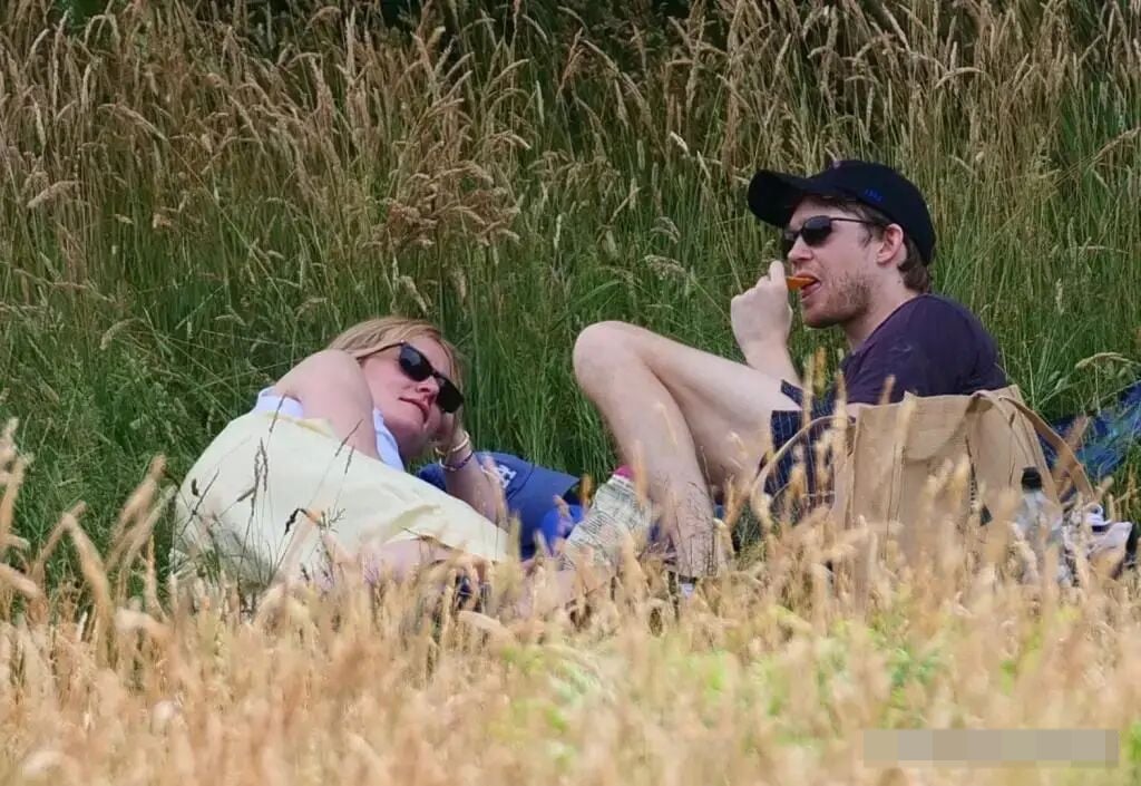 Gallery - Bạn trai cũ của Taylor Swift, Joe Alwyn, đã bị chụp ảnh đang hôn bạn gái mới của mình vào đêm trước đám cưới của cô ấy - image 3