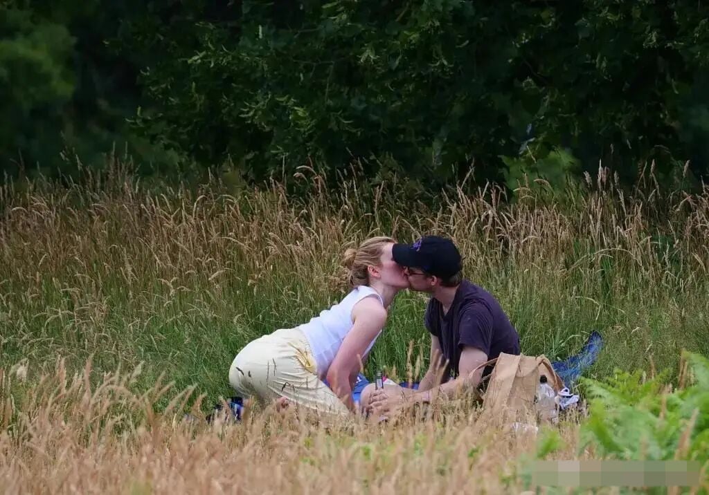 Gallery - Bạn trai cũ của Taylor Swift, Joe Alwyn, đã bị chụp ảnh đang hôn bạn gái mới của mình vào đêm trước đám cưới của cô ấy - image 5