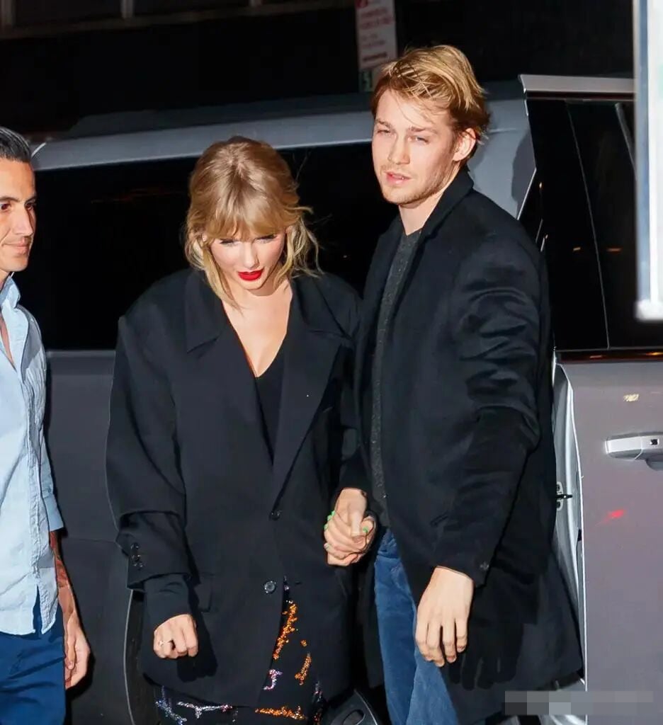 Gallery - Bạn trai cũ của Taylor Swift, Joe Alwyn, đã bị chụp ảnh đang hôn bạn gái mới của mình vào đêm trước đám cưới của cô ấy - image 6