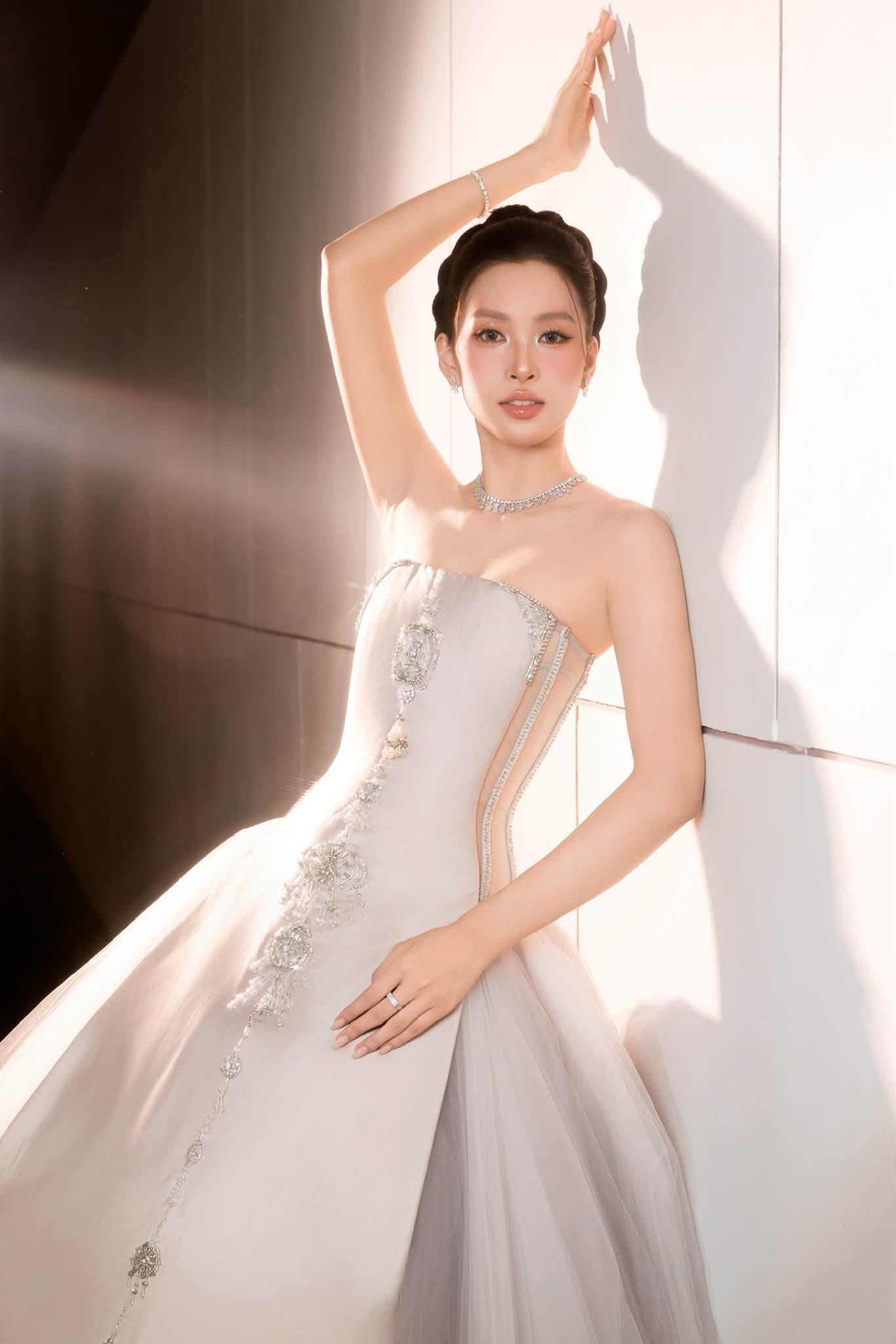Gallery - Sở hữu nhan sắc vượt trội cùng tỷ lệ gương mặt vàng, mỹ nhân Vbiz này style nào cũng cân được, đi thảm đỏ chưa từng gây thất vọng lần nào - image 4