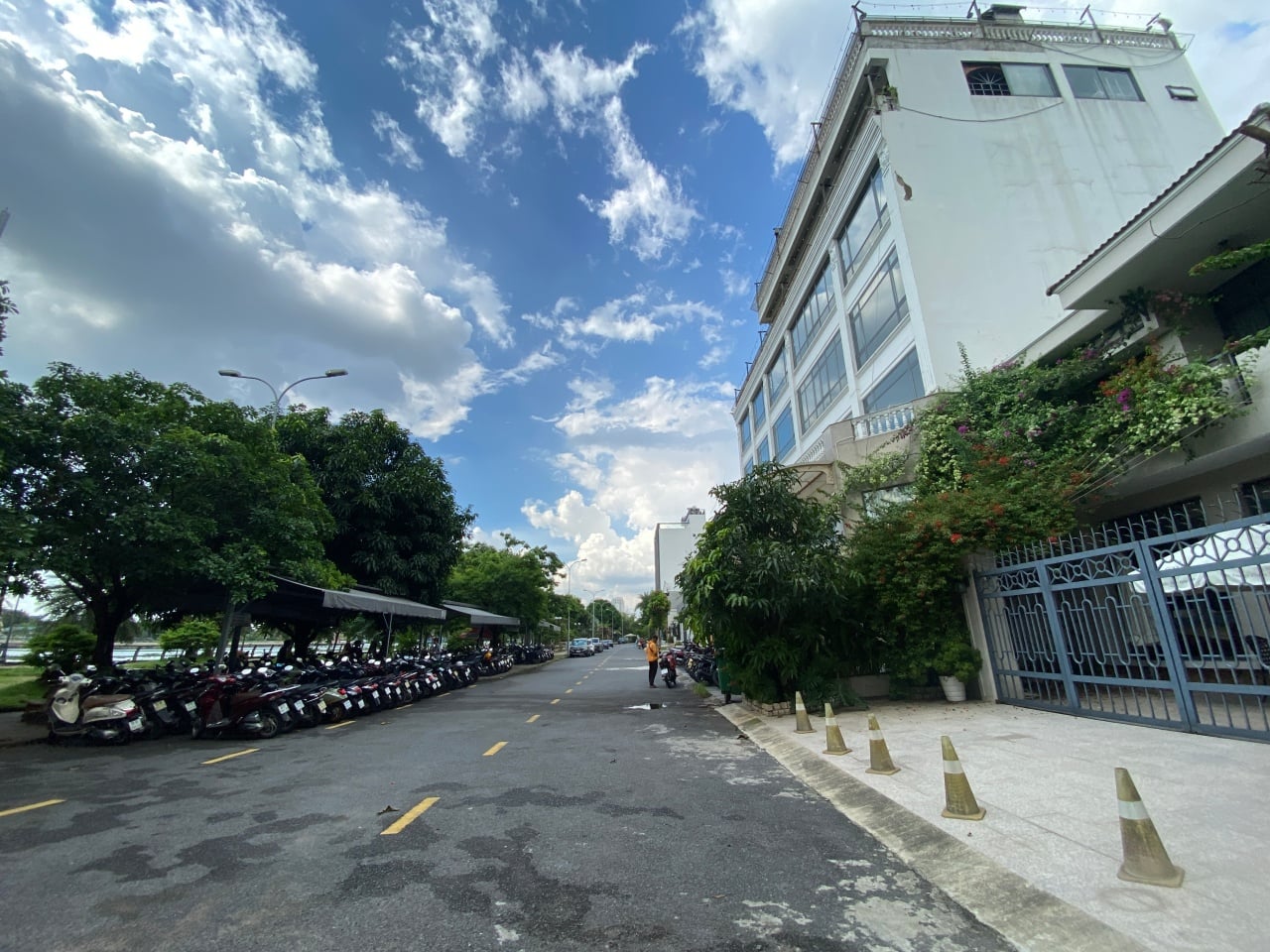 Gallery - Hy hữu ở TP.HCM: Nhà dù đã có sổ nhưng hơn 10 năm vẫn không thể về ở vì... không có lối đi