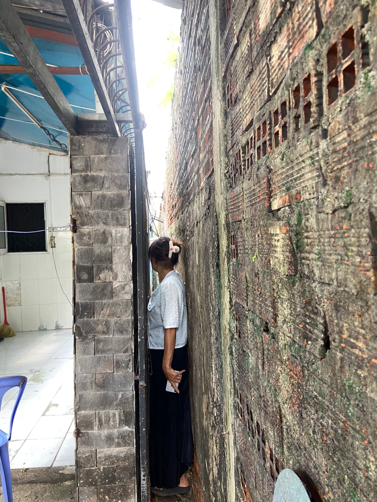 Gallery - Hy hữu ở TP.HCM: Nhà dù đã có sổ nhưng hơn 10 năm vẫn không thể về ở vì... không có lối đi - image 2