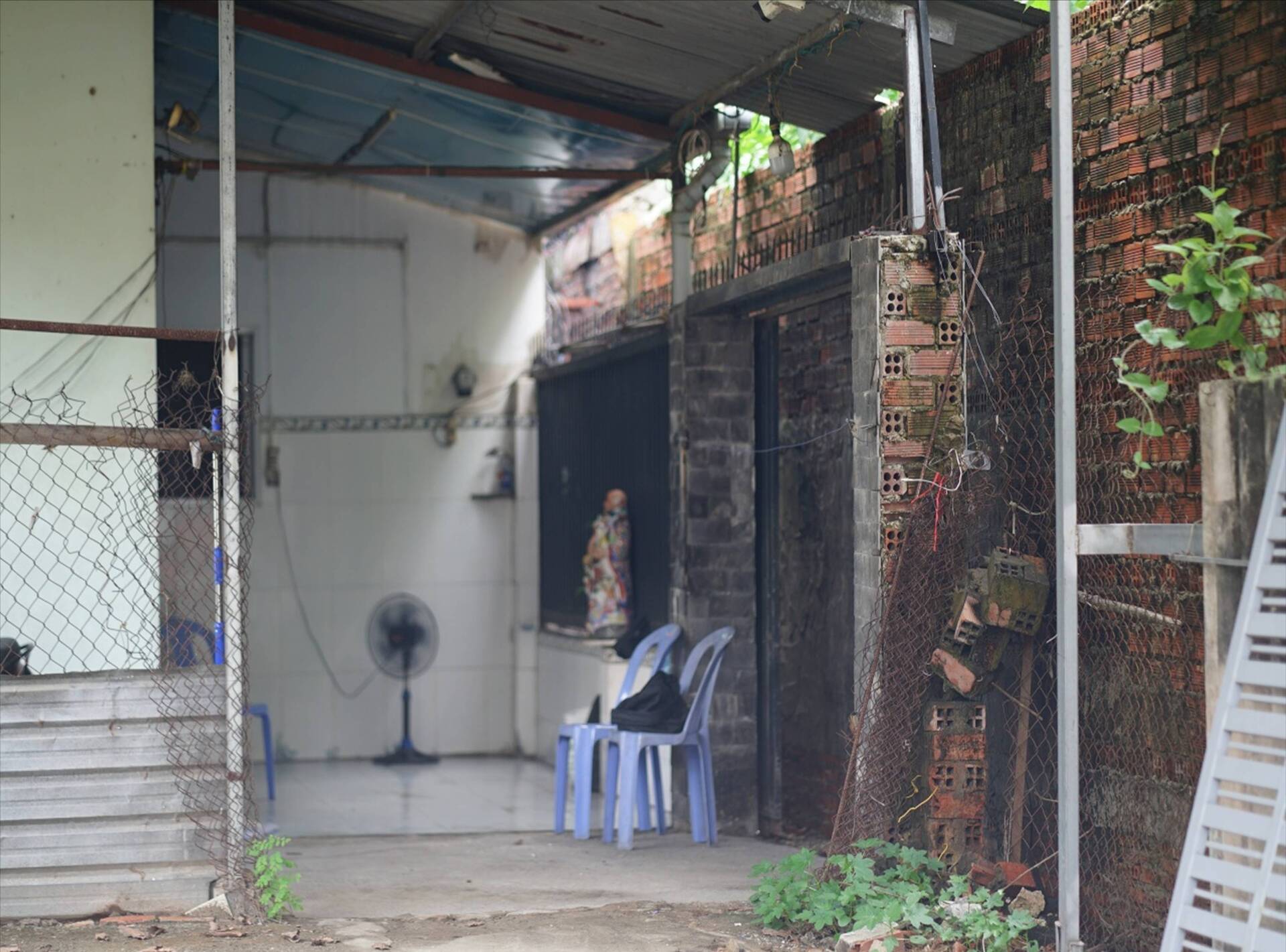 Gallery - Hy hữu ở TP.HCM: Nhà dù đã có sổ nhưng hơn 10 năm vẫn không thể về ở vì... không có lối đi - image 4