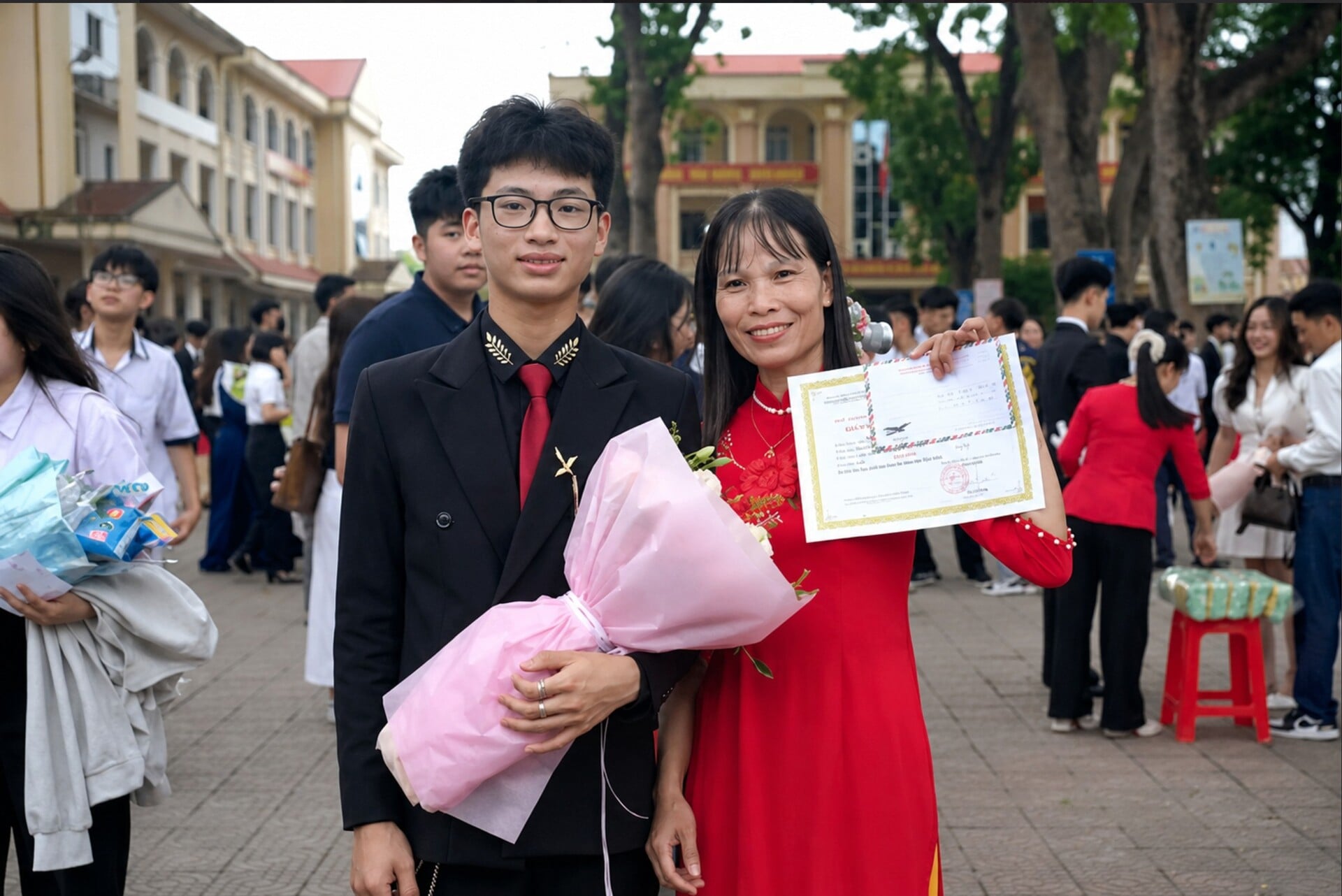Gallery - Thủ khoa duy nhất 30 điểm A00 bật mí bí quyết học ít nhưng hiệu quả: Mỗi ngày chỉ làm một đề - image 2
