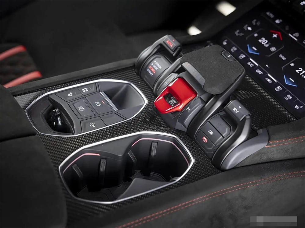 Gallery - Hình ảnh chính thức của mẫu SUV Lamborghini mới: Ngoại hình vô cùng ấn tượng và hệ thống truyền động hybrid cắm điện - image 4