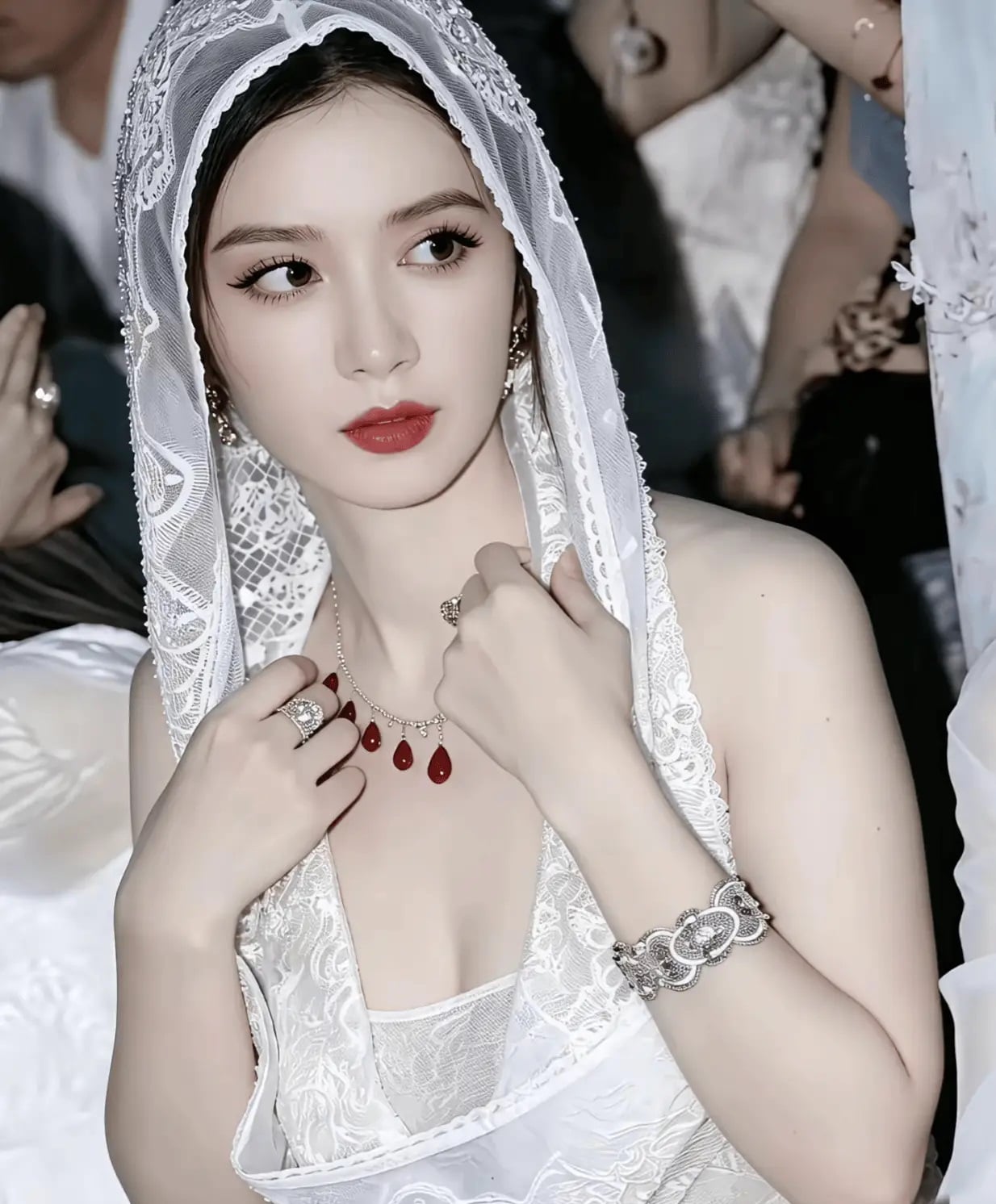 Gallery - Cô ấy được khen đẹp hơn cả Lưu Diệc Phi, ở tuổi 40 đang sống cuộc sống trong mơ của mọi phụ nữ - image 3