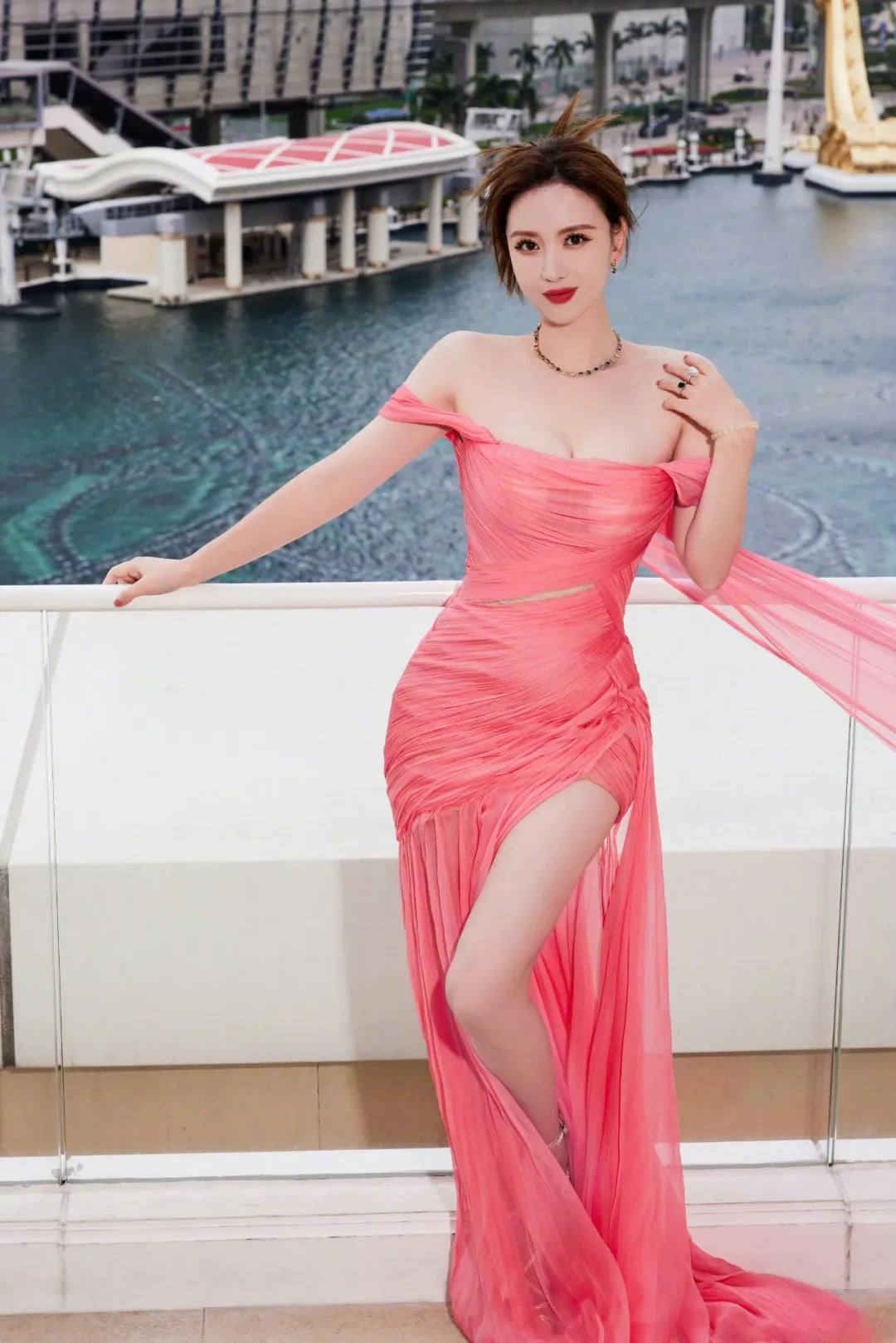 Gallery - Cô ấy được khen đẹp hơn cả Lưu Diệc Phi, ở tuổi 40 đang sống cuộc sống trong mơ của mọi phụ nữ - image 7