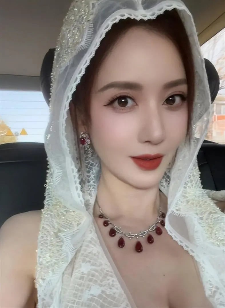 Gallery - Cô ấy được khen đẹp hơn cả Lưu Diệc Phi, ở tuổi 40 đang sống cuộc sống trong mơ của mọi phụ nữ - image 8